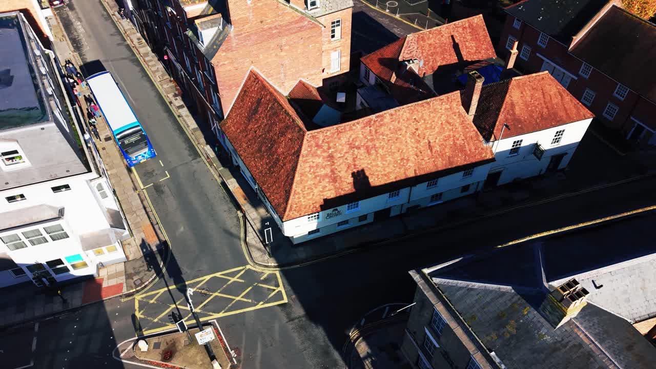 Riprese aeree con drone del pub The Bell and Crown situato a un incrocio stradale con segnaletica orizzontale, veicoli ed edifici circostanti a Salisbury, Inghilterra.