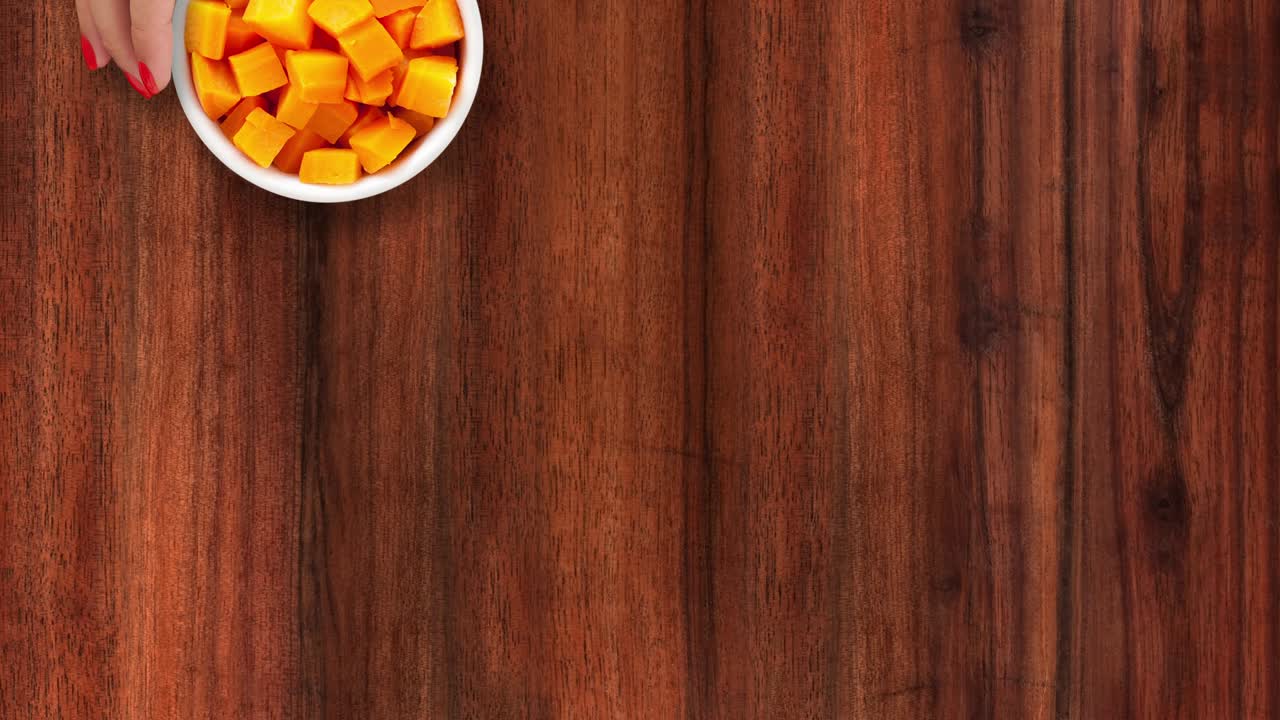 ofreciendo zanahorias cocidas y picadas