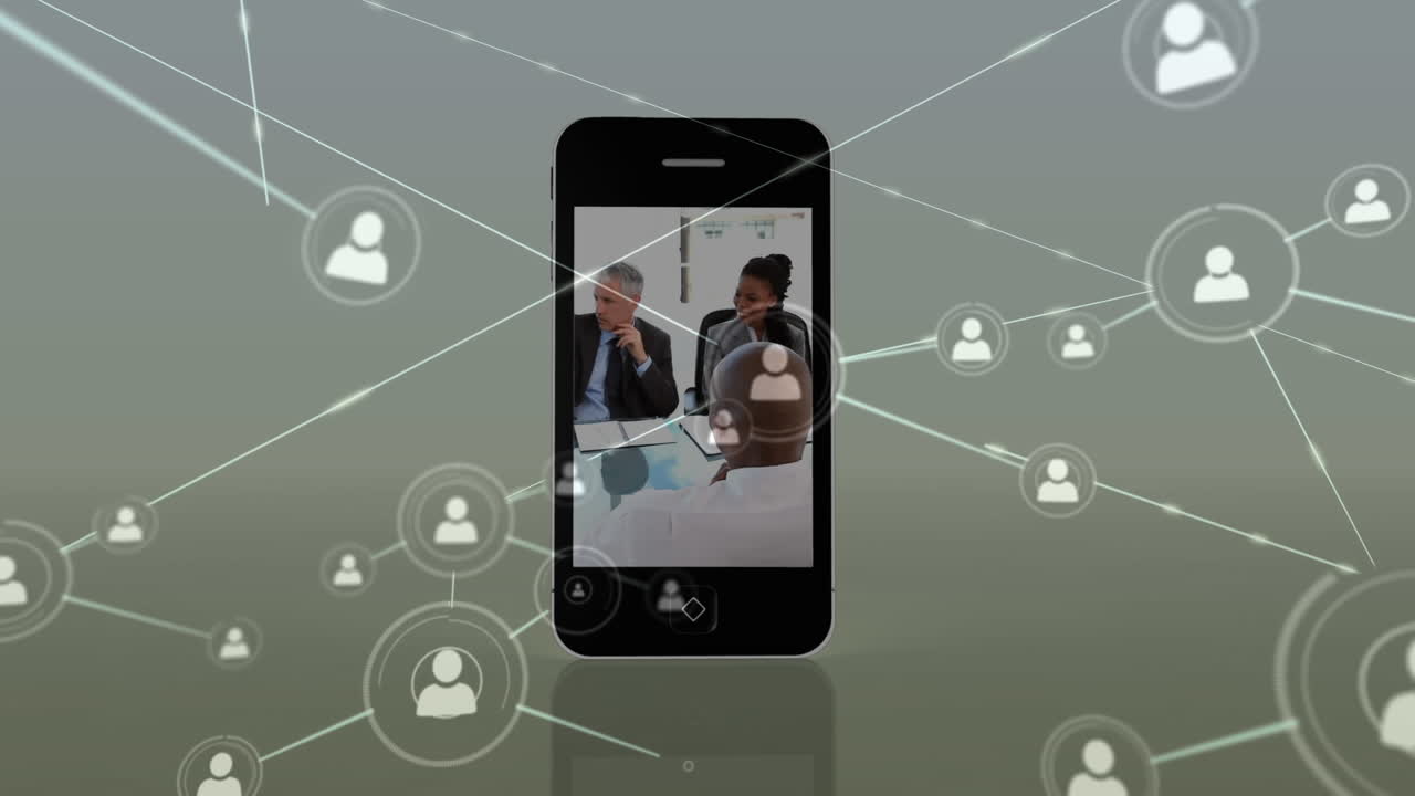 animación de iconos conectados sobre diversos empresarios discutiendo informes en el teléfono celular