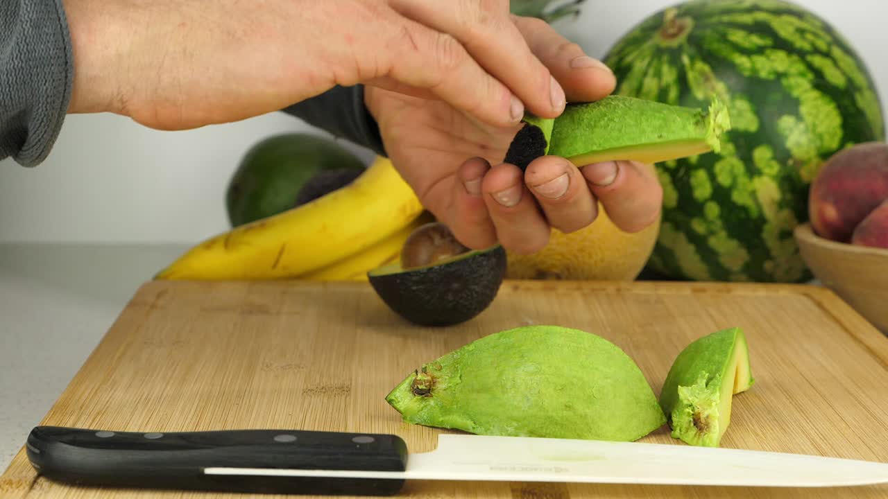 la piel del aguacate se pela de un trozo de fruta cremosa fresca