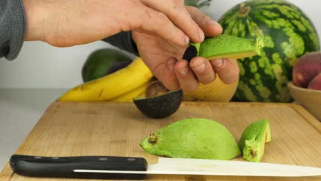 la piel del aguacate se pela de un trozo de fruta cremosa fresca