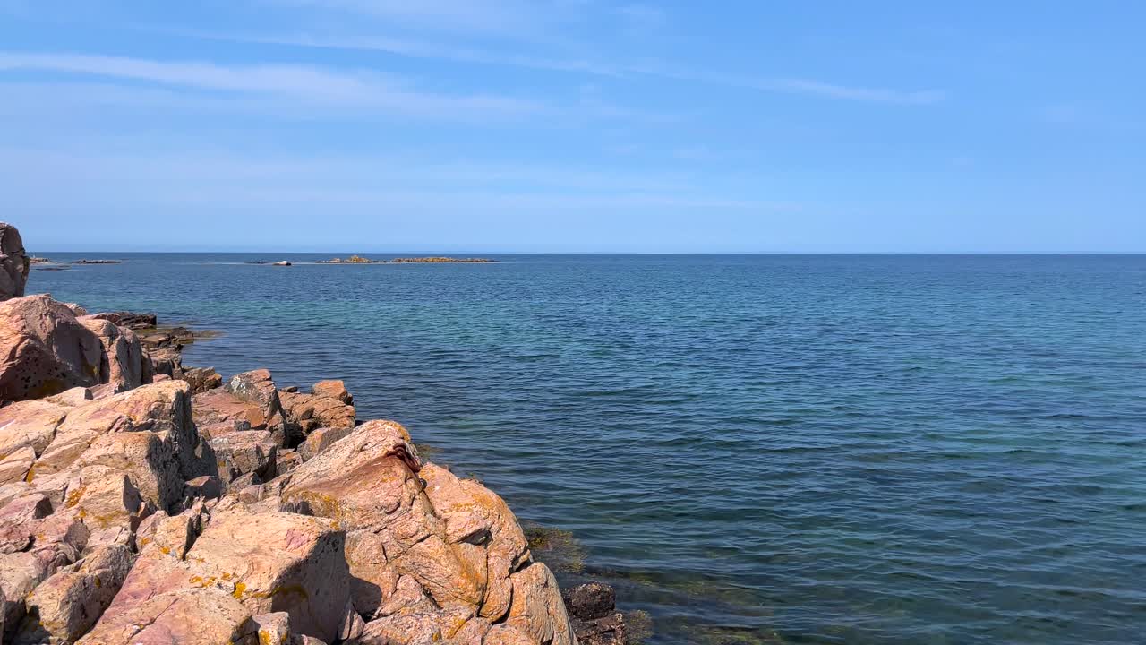 녹색 물 근처의 붉은 언덕