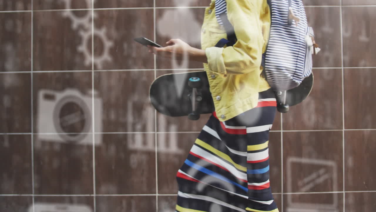 animación de iconos de redes sociales y procesamiento de datos sobre mujeres biraciales caminando y usando teléfonos inteligentes