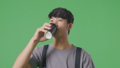 ชายดื่มกาแฟ