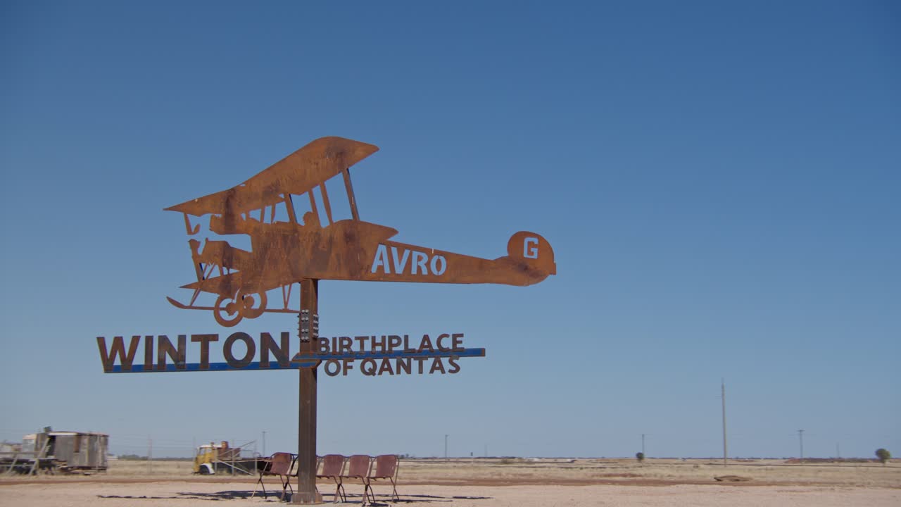 cerca de un cartel de qantas en winton, outback queensland, australia