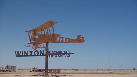 Cerca-De-Un-Cartel-De-Qantas-En-Winton,-Outback-Queensland,-Australia