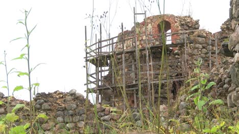 ruinas del castillo de la orden de livonia en ergeme durante el otoño.