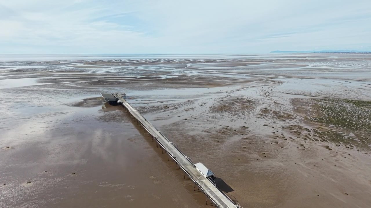 Southport Pier, Merseyside, Inghilterra, ripresa con drone in avvicinamento, filmato 4K
