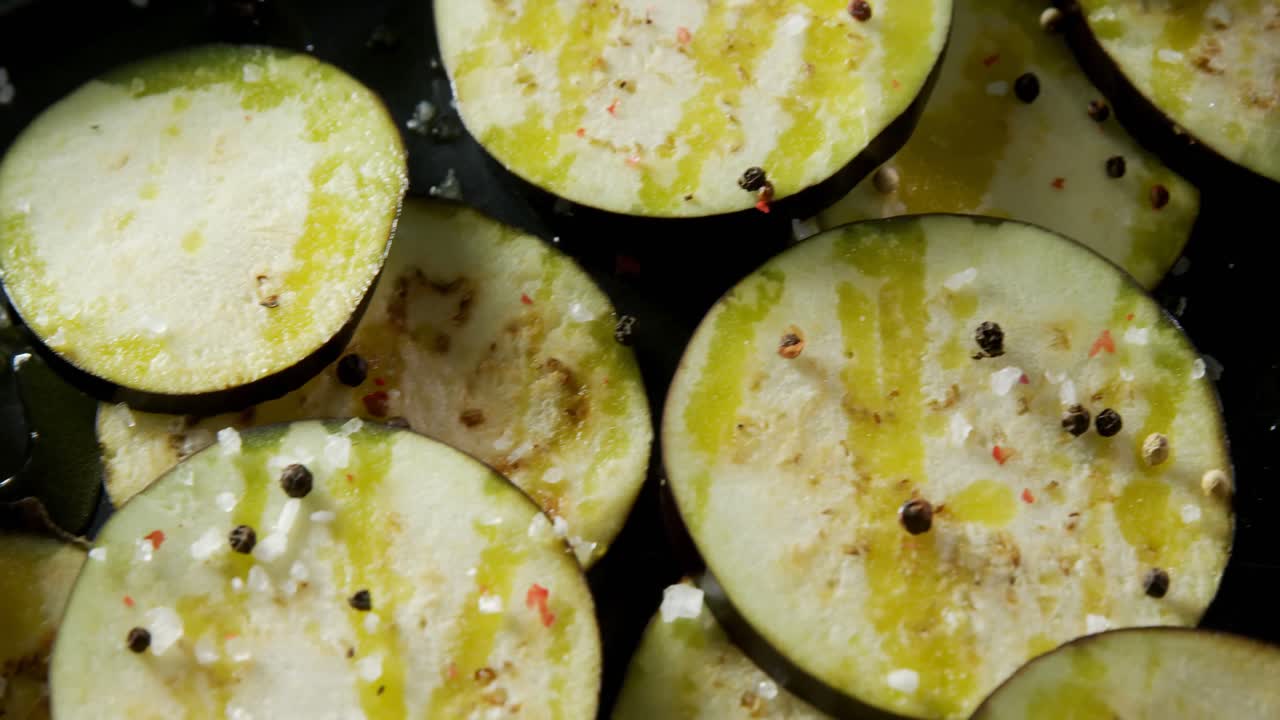 향신료 로 향신료 를 넣은 양배추 조각 4k