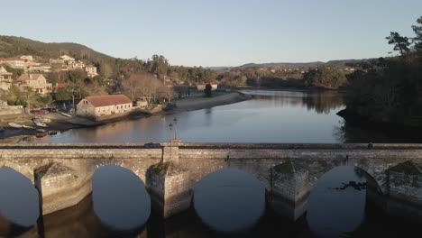 Una-Foto-De-Un-Dron-De-Un-Río-Rodeado-De-Verdes-Colinas