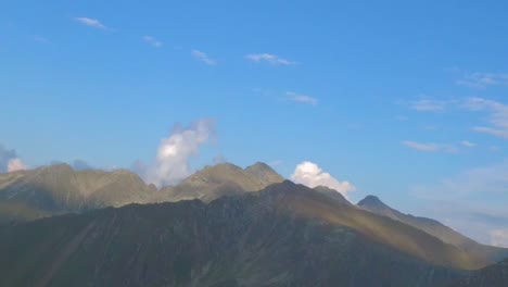 Un-Lapso-De-Tiempo-De-Acercamiento-De-Una-Cresta-De-Montaña-En-Las-Montañas-De-Los-Cárpatos-De-Fagaras-En-Un-Día-Claro-De-Verano-Con-Algunas-Nubes-Ligeras