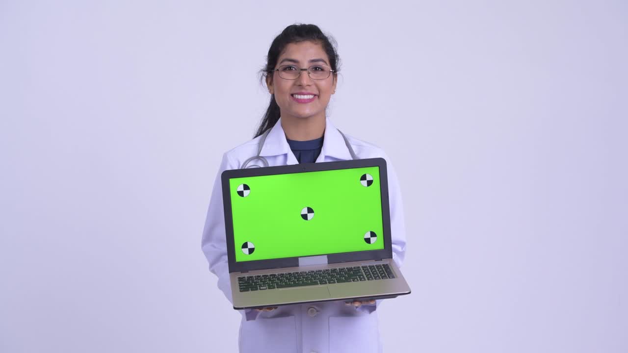 joven y hermosa mujer india doctor