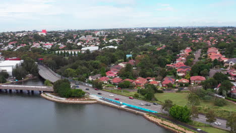 Disparo-Aéreo-De-Un-Dron-Volando-Cerca-De-La-Autopista-A4-En-Sydney,-Australia