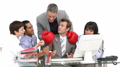 gerente maduro usando guantes de boxeo en una reunión