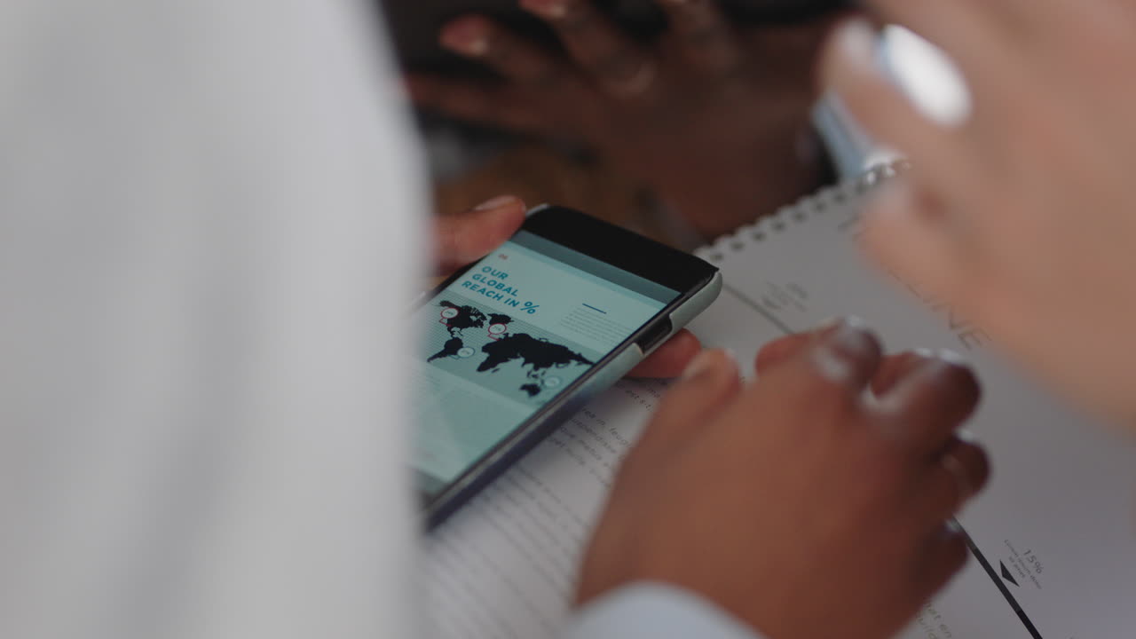 cerrar las manos usando computadoras tablet digitales gente de negocios creativa reuniéndose compartiendo datos intercambiando ideas para proyectos disfrutando del trabajo en equipo en la oficina de inicio