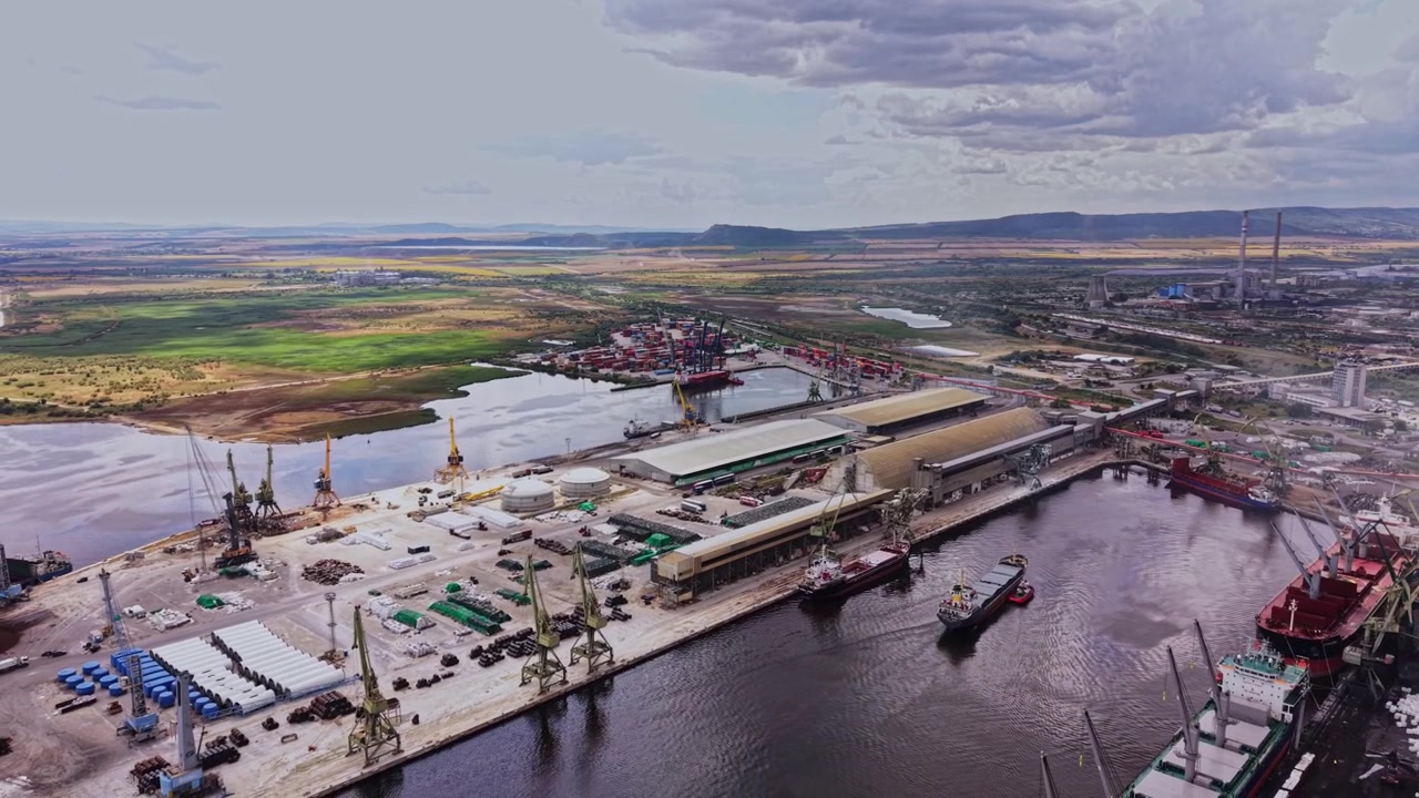 Navi da carico sono ormeggiate in un'area industriale vicino a un fiume