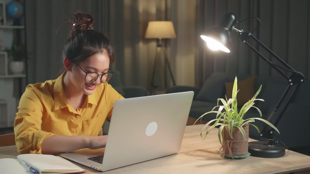mujer trabajando en la computadora portátil por la noche