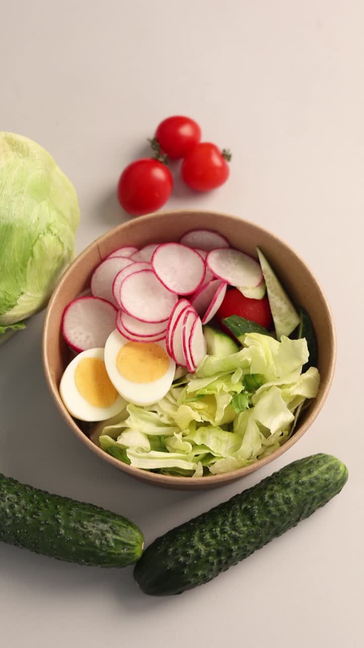 ensalada de verduras frescas en un tazón de papel