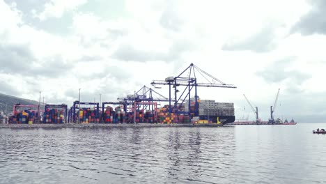 carga y descarga de buques portacontenedores en puertos de alta mar.