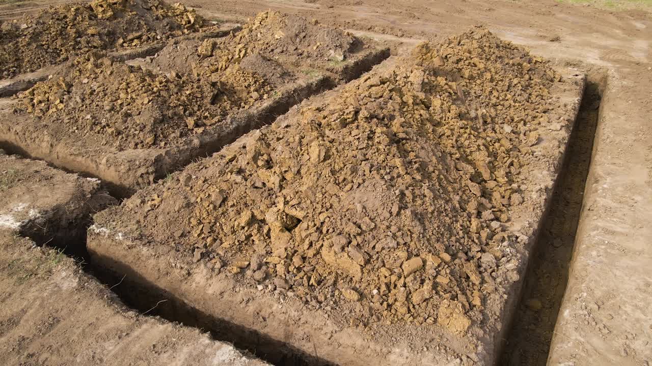 excavación de una zanja para la construcción de una nueva casa con cimientos de hormigón en el sitio de construcción