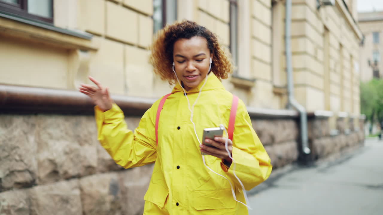 mujer caminando por la ciudad