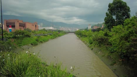 Un-Canal-De-Agua-Atraviesa-Una-Ciudad-En-Un-Día-Nublado