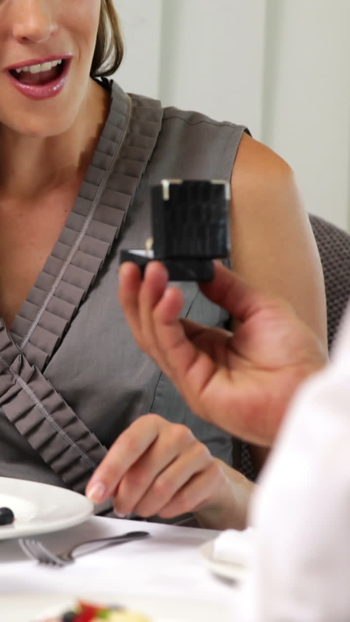 hombre proponiendo matrimonio a su novia conmocionada