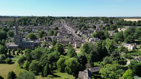 baja panorámica del centro de la ciudad de burford, oxfordshire, reino unido, vista aérea de drones