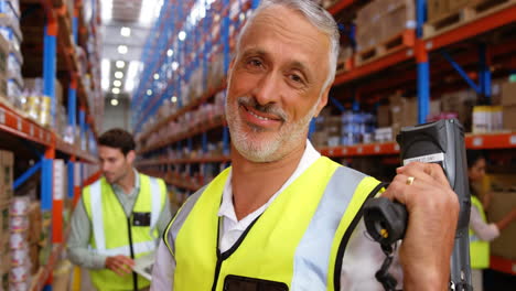 trabajador sonriente escaneando cajas