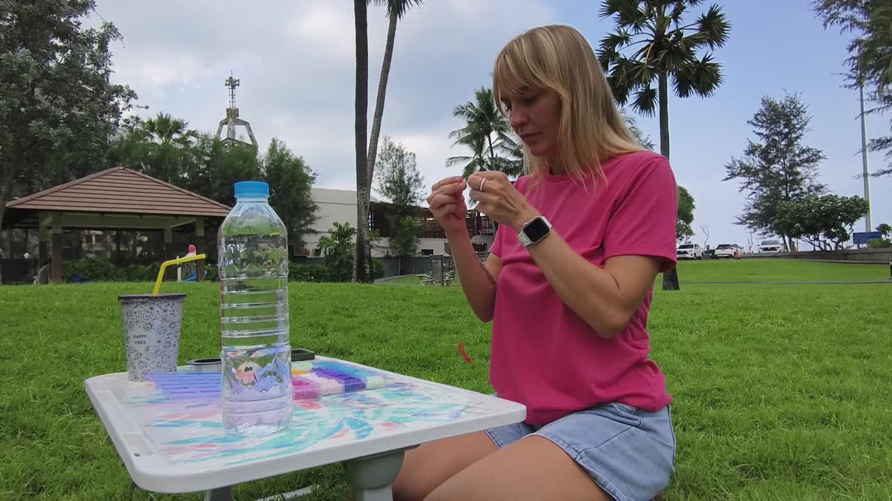 mujer con cuentas al aire libre en el parque