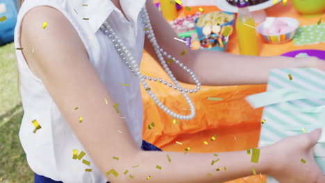 animación de confeti sobre niños celebrando la fiesta de cumpleaños con comida y regalos