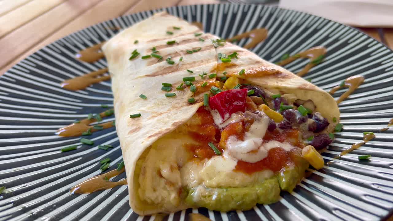 sabrosa envoltura de pollo con verduras, brunch en un restaurante, tiro de 4k