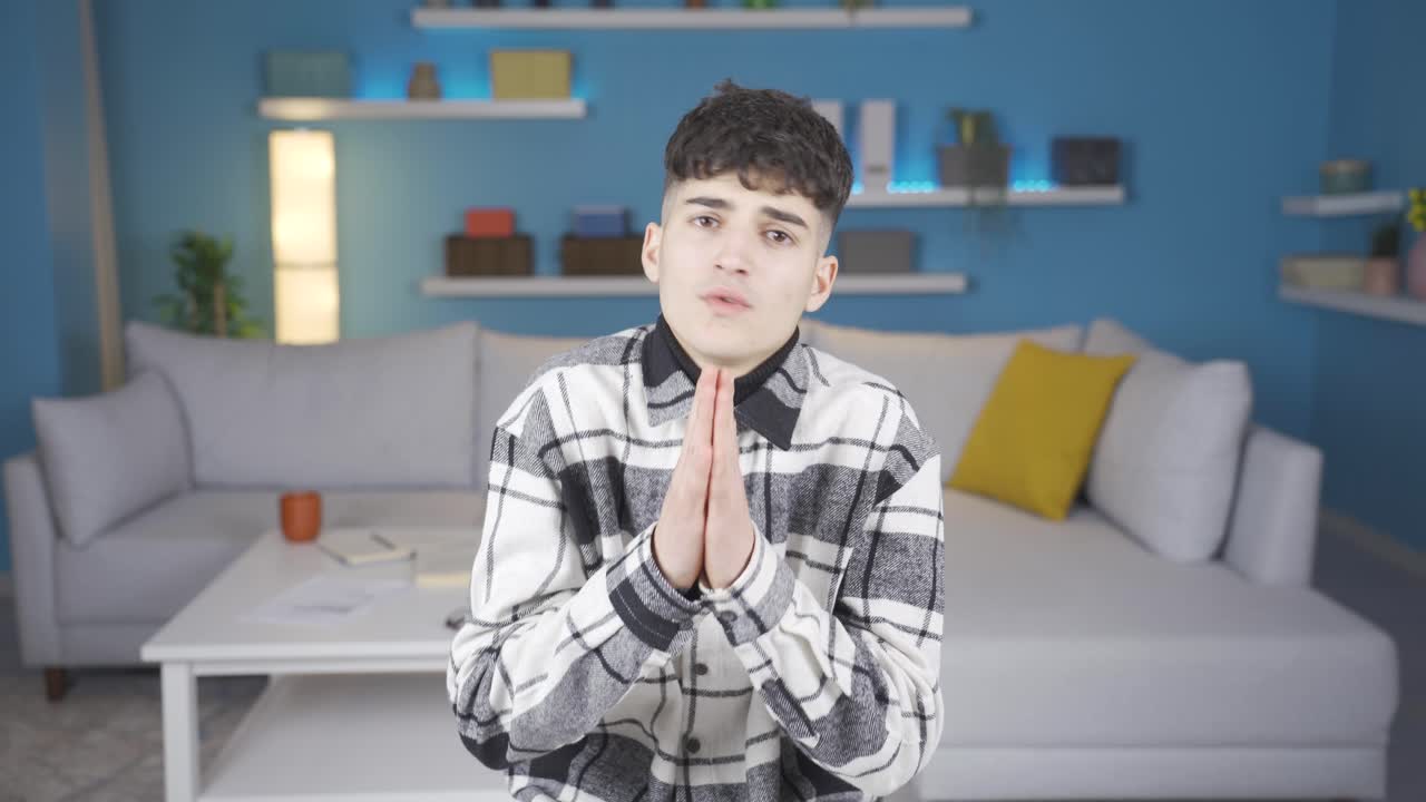 겁에 질린 젊은이가 카메라를 쳐다보고, 의심하고, 수줍어합니다.