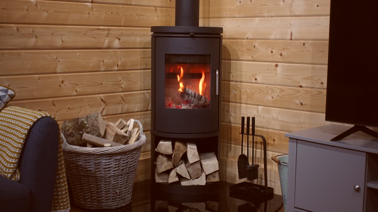 로그 오두막에서 불타는 불의 끝에 가속화  ⁇