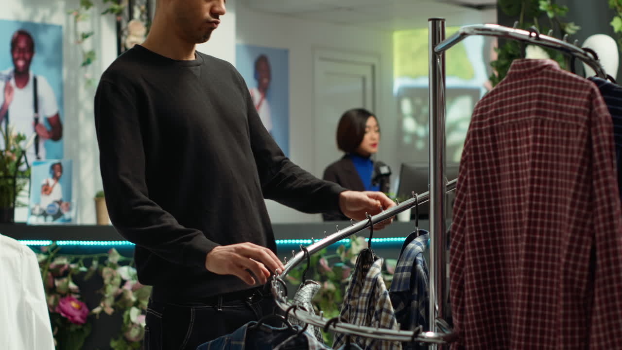 cliente navegando por la ropa en una tienda minorista moderna