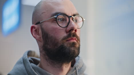 hombre con gafas y barba