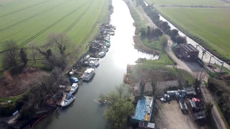 Luftdrohnenaufnahme-Von-Booten,-Die-Im-Fluss-Stour-In-Kent,-England,-Angedockt-Sind