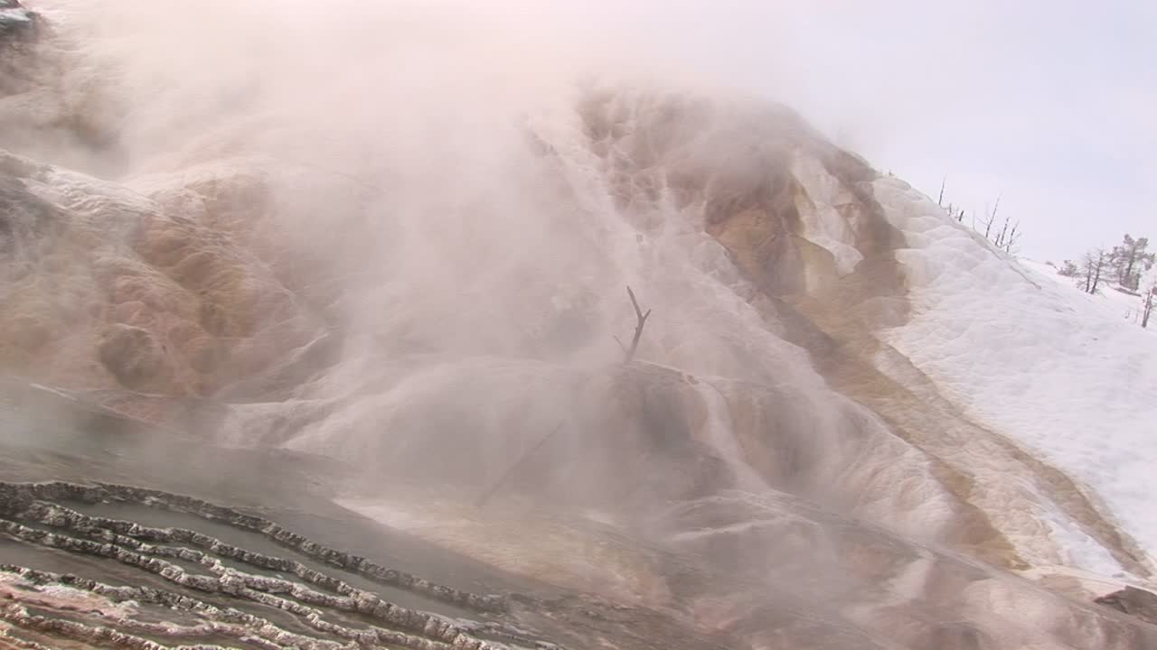 옐로스톤 국립공원의 지열 지대에서 피어오르는 연기와 증기의 롱샷
