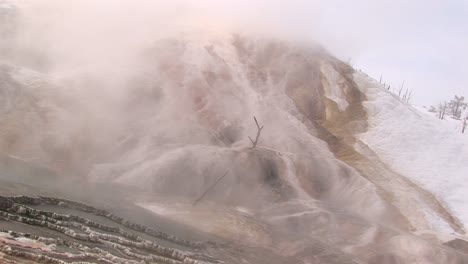 Longshot-De-Humo-Y-Vapor-De-Un-Campo-Geotérmico-En-El-Parque-Nacional-De-Yellowstone.