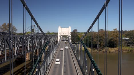 tráfico cruzando el puente walter taylor, brisbane, australia