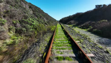 Schnelle-Aufnahme-Einer-Verlassenen-Eisenbahnstrecke-Entlang-Der-Autobahn-1-In-Kalifornien