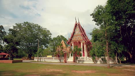Hermoso-Templo-Tailandés-En-Un-Entorno-Natural-De-árboles-En-Tailandia