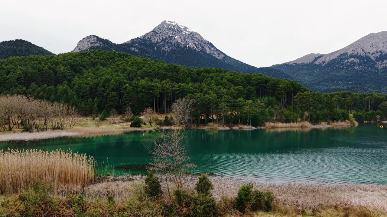 Panoramatický pohled na jezero Doxa, Feneos, Korintie, Řecko