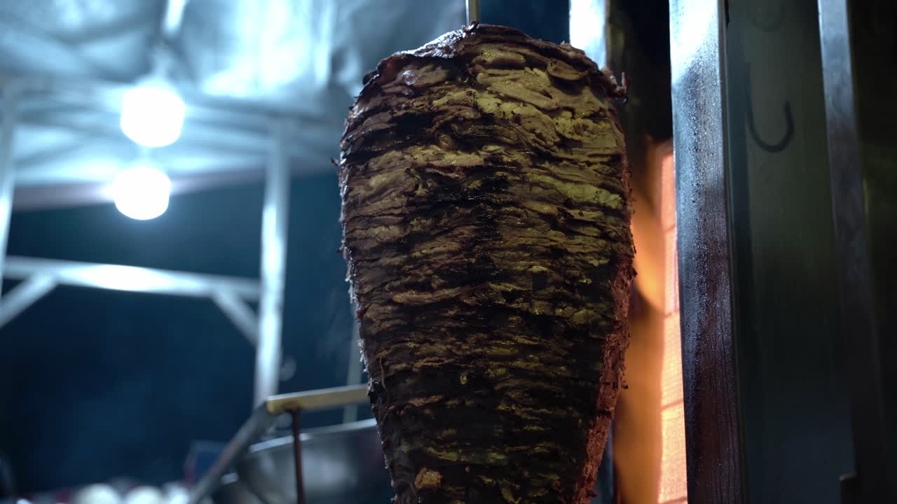 carne a la parrilla por la noche