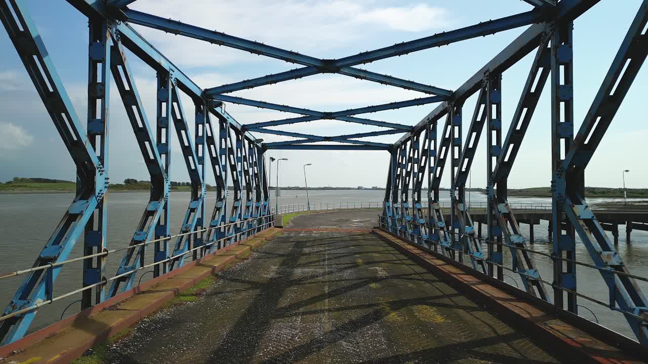 puente de hierro oxidado abandonado en el muelle abandonado en los muelles de fleetwood, lancashire, reino unido