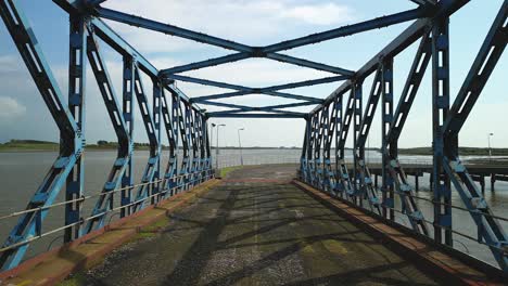 Verlassene-Verrostete-Eisenbrücke-Auf-Verlassenem-Hafengelände-In-Fleetwood-Docks,-Lancashire,-Großbritannien