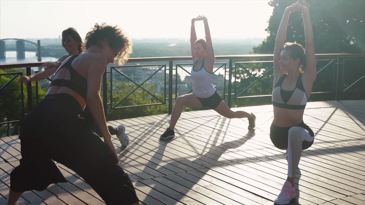 mujeres estirándose al aire libre