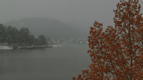 Gelber-Baum-Innenstadt-Immergrüner-See-Haus-Neblig-Colorado-Historische-Innenstadt-Luftdrohne-Schneesturm-Herbst-Herbst-Winter-Erster-Schneefall-Neblig-Felsiger-Bergfrontbereich-Denver-Links-Langsame-Bewegung-Offenbaren