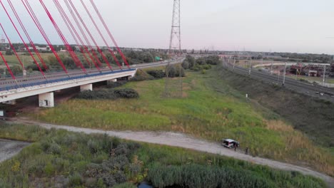 Puente-Atirantado-Aéreo-Sobre-Un-Río-Y-Ferrocarril-En-Gdansk,-Polonia