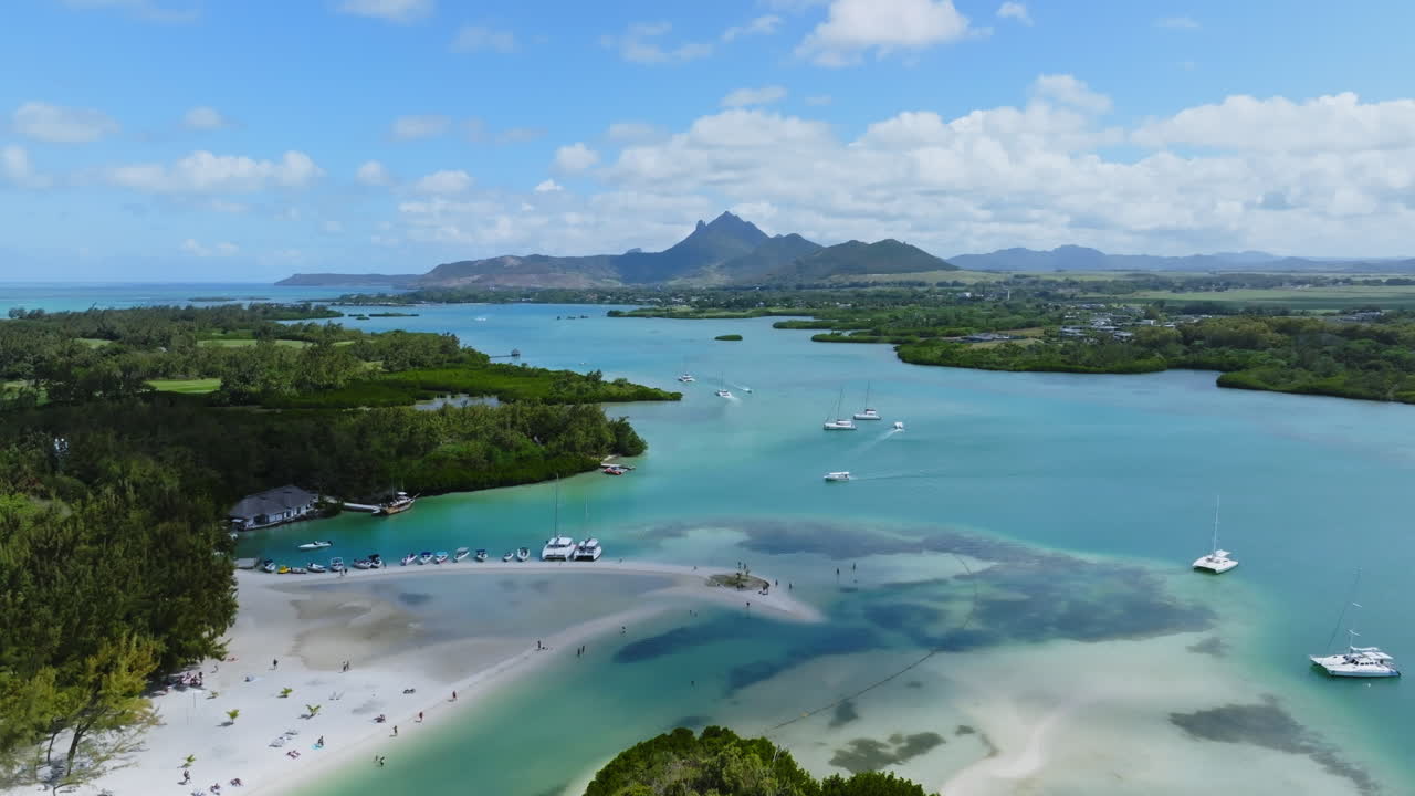 vista aérea desde un avión no tripulado de ile aux cerfs, flacq, isla de mauricio, océano índico